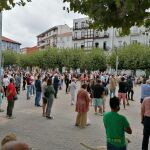 Los vecinos de Santoña se han concentrado en la plaza de San Antonio para apoyar a la comunidad educativa de la localidad que pide retrasar el inicio del curso escolar hasta que termine el confinamiento en el municipio.