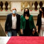 La presidenta de Ciudadanos, Inés Arrimadas, junto al líder del partido en Cataluña, Carlos Carrizosa, y la portavoz Lorena Roldán, a su llegada al Parlament de Cataluña.