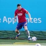 Leo Messi se entrena con el Barcelona después de confirmarse su continuidad en el club.