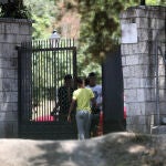 Un joven pasa por la puerta del centro de primera acogida de menores extranjeros no acompañados situado en Casa de Campo.