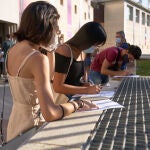 Jóvenes rellenan el formulario para poder adquirir el Abono Joven de la ROSS