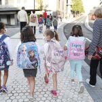 Varios niños acuden al colegio