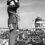 Un miembro del Cuerpo de Observadores vigila el cielo de Londres en 1940