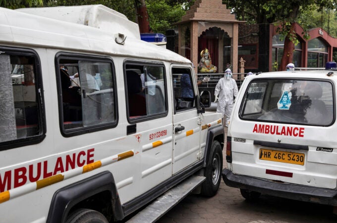 Varias ambulancias con cuerpos de personas fallecidas por Covid-19 en Nueva Delhi, India