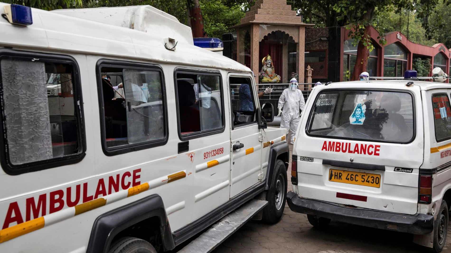 Varias ambulancias con cuerpos de personas fallecidas por Covid-19 en Nueva Delhi, India