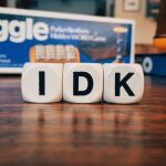 Bloques de construcción infantiles mostrando las letras I D K que forman las siglas inglesas de "I don't know", que traducido, significa "no lo sé".