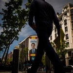 La sede nacional del Partido Popular, en la madrileña calle de Génova, durante la última campaña electoral. De la fachada cuelga una imagen del presidente nacional del PP, Pablo Casado