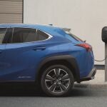 Imagen de un coche eléctrico cargándose