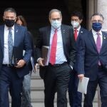 El presidente de la Generalitat, Quim Torra, junto a los nuevos consellers de Interior, Miquel Sàmper, y de Empresa y Conocimiento, Ramon Tremosa, a su llegada a la reunión semanal del gobierno catalán.