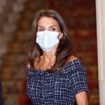 La Reina Letizia posa a su llegada al acto conmemorativo del Día del Cooperante, celebrado todos los 8 de septiembre, en el que los actores de la Cooperación Española conmemoran este día en honor a los y las profesionales que trabajan por el desarrollo sostenible y la lucha contra la pobreza junto a las poblaciones más vulnerables del planeta. En el Palacio de Viana, en Madrid (España), a 08 de septiembre de 2020.FELIPE VI;REYES;LETIZIA;DÍA DEL COOPERANTEJavier Ramírez / Europa Press08/09/2020