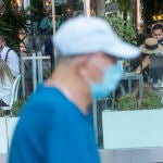 Terrazas y gente con mascarillas