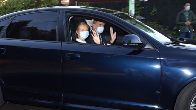 El Rey Felipe VI llevando en coche a la Princesa Leonor el primer día de colegio, en Madrid (España) a 9 de septiembre de 2020PRINCESA LEONOR;LEONOR DE BORBON;COLEGIO;MASCARILLA;TEMPERATURA;CORONAVIRUS;09 SEPTIEMBRE 2020Raúl Terrel / Europa Press09/09/2020
