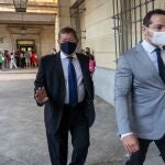 Francisco Guerrero (1i), en la primera sesión de la vista oral del juicio por las ayudas concedidas a la empresa Aceitunas y Conservas (Acyco) con cargo a los ERE presuntamente irregulares, el pasado nueve de septiembre
