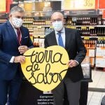 El consejero de Agricultura, Ganadería y Desarrollo Rural, Jesús Julio Carnero, inaugura la muestra 'El sabor de lo nuestro. Productos de Castilla y León'. Le acompaña en la imagen el director regional de Carrefour en Castilla y León, Gabriel García.