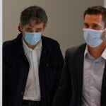 El dibujante y director de Charlie Hebdo Laurent Sourisseau, conocido como Riss (a la izquierda) asiste la juicio por el atentado de 2015
