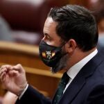 El líder de Vox, Santiago Abascal con una mascarilla en la que se puede leer "si vis pacem para bellum" (Si quieres paz prepárate para la guerra) de la BRIPAC