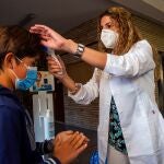 Un niño entra al colegio