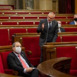 El líder de Ciudadanos en Catalunya, Carlos Carrizosa, se dirige al presidente de la Generalitat, Quim Torra, durante un pleno del Parlament.