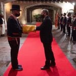 El presidente de la Generalitat, Quim Torra (d), durante el acto institucional de la Diada más atípica que se recuerda por la situación de pandemia, sin público presente, que ha homenajeado este jueves a las víctimas del coronavirus, a los profesionales que luchan contra la COVID y también a los políticos presos y "exiliados".