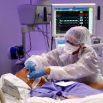Sanitarios atienden a un paciente de Covid en Francia