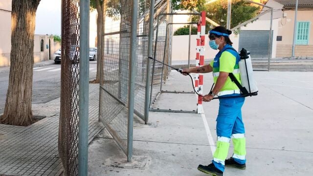 Una operaria desinfecta zonas públicas de uso escolarAYUNTAMIENTO DE PALMA10/09/2020