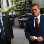 El embajador de la UE en Londres, João Vale de Almeida (izda.), junto al vicepresidente de la Comisión Europea Maros Sefcovic