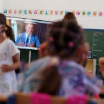 El presidente de la Junta de Andalucía, Juanma Moreno, en el encuentro telemático con docentes y alumnos del CEIP José María del Campo de Sevilla