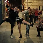 Jóvenes en Newcastle antes de volver a las restricciones de grupos de más de seis personas por el alto número de contagios en 2020 por la variante británica