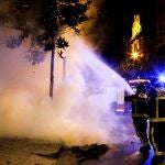 Los bomberos apagan un contenedor que ardió en el barrio de Grácia después de los altercados tras la manifestación convocada por los Comités de Defensa de la República (CDR) y la CUP con motivo de la celebración de la Diada. EFE/Quique García