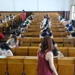Unos alumnos se examinan de la Evau en la Universidad de Sevilla