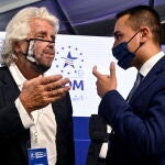 El cofundador del Movimiento 5 Estrellas (M5E) Beppe Grillo y el ministro de Exteriores italiano Luigi Di Maio