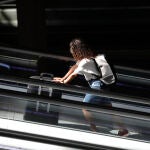 Una pasajera con maleta en la Terminal T4 del aeropuerto Adolfo Suárez Madrid-Barajas, en Madrid (España) | Fuente: Jesús Hellín / Europa Press