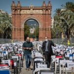 El vicepresidente de Òmnium Cultural, Marcel Mauri (i), y el presidente de la Generalitat, Quim Torra, mantienen una conversación durante el acto de Òmnium Cultural con motivo de la Diada de Cataluña 2020, en Barcelona, Catalunya, (España), a 11 de septiembre de 2020. El acto, que se ha celebrado en el paseo de Lluís Companys, ha arrancado con la lectura de un poema de Antoni Tàpies y ha estado marcado por la presencia de 2.850 sillas vacías para exigir la amnistía para los "represaliados" por el 'procés'.
