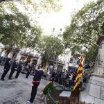 GRAF2925. BARCELONA, 11/09/2020.-El presidente de la Generalitat Quim Torra, acompañado del vicepresidente Pere Aragonés y la consellera de presidencia Meritxell Budó, hoy viernes durante la ofrenda floral en el monumento de a Rafael Casanova. EFE/ Alejandro García