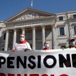 Una representación del Movimiento de Pensionistas de la Comunidad Autónoma Vasca y Navarra se concentran ante el Congreso de los Diputados tras una reunión con la presidenta del Pacto de Toledo