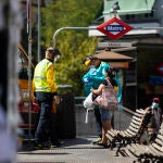 Sanitarios de los servicios de Emergencia de Madrid junto a la parada de Metro de Usera