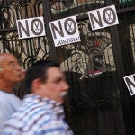 Protesta de funcionarios frente al Ministerio de Economía en Madrid