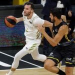 Rudy Fernández conduce la pelota ante la defensa de Sergio Rodríguez