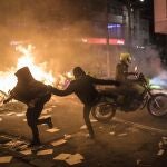 Manifestantes y policia en los enfrentamientos en la noche de Bogotá.