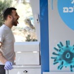 Un hombre se somete a un test en Jerusalén, Israel