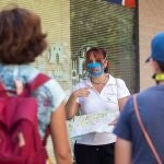 GRAFCVA7335. SAGUNTO (VALENCIA), 13/09/2020.- Celia Perís, una guía turística de la localidad valenciana de Sagunto, utiliza unas mascarillas transparentes que deja ver su boca para facilitarle la comunicación con personas con discapacidad auditiva. Estas mascarillas desarrolladas por una empresa turística pretenden continuar con su filosofía de hacer el acceso a la cultura inclusivo y posibilitar la lectura de labios para las personas con discapacidad auditiva, además de conservar los matices que aporta la expresión facial al resto de usuarios. EFE/Domenech Castelló