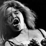 Janis Joplin actuando en el Newport Folk Festival junto con su banda Big Brother and the Holding Company.