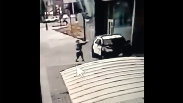 Momento en el que el sospechoso abre fuego