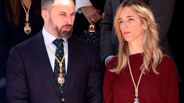 El líder de VOX, Santiago Abascal, junto a la ex portavoz del PP, C,ayetana Álvarez de Toledo