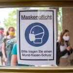 Cartel informando del uso obligatorio de la mascarilla en la entrada de un colegio en Berlín