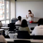 Una profesora da clase con mascarilla a alumnos en la Facultad de Humanidades y Ciencia de la Comunicación de la Universidad privada CEU San Pablo