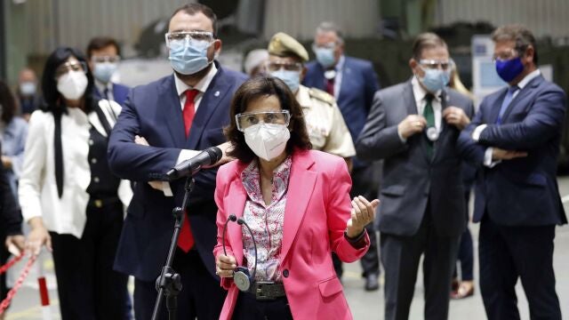 La ministra de Defensa, Margarita Robles, durante su visita a las instalaciones de la compañía Santa Bárbara Sistemas