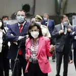 La ministra de Defensa, Margarita Robles, durante su visita a las instalaciones de la compañía Santa Bárbara Sistemas