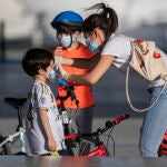 Una madre coloca unas mascarillas a sus hijos/Foto: ©Gonzalo Pérez Mata/La Razón.