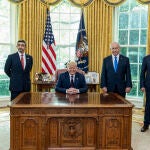 El presidente Donald Trump recibe al ministro de Exteriores emiratí, Abdullah bin Zayed Al Nahyan, al primer ministro israelí, Benjamin Netanyahu, y al ministro de Exteriores de Bahréin Abdullatif bin Rashid Al Zayani en la Casa Blanca